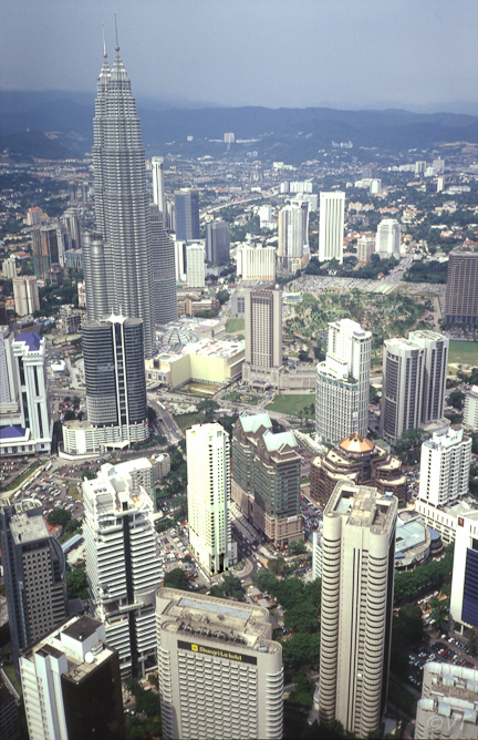 01 uitzicht vanaf de TV-toren op de Petronas Twin-towers in Kuala Lumpur