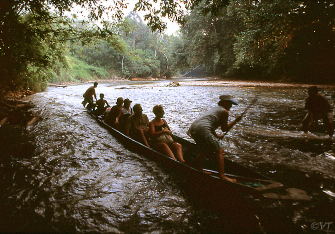 05 twee uur varen naar de Iban koppensnellers diep in het regenwoud