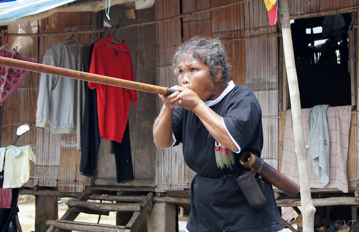 22  Orang Asli-vrouw demonstreert de blaaspijp