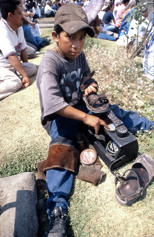07  Guatemala, Antigua schoenpoetser