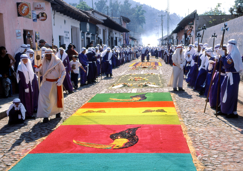 09  Guatemala, Antigua processie in aantocht