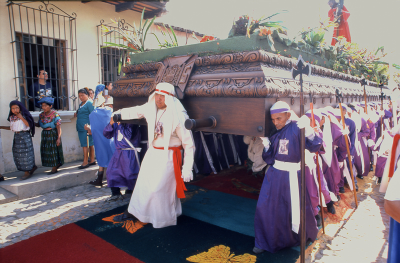 12  Guatemala Antigua processie over 'bloemen'-tapijt
