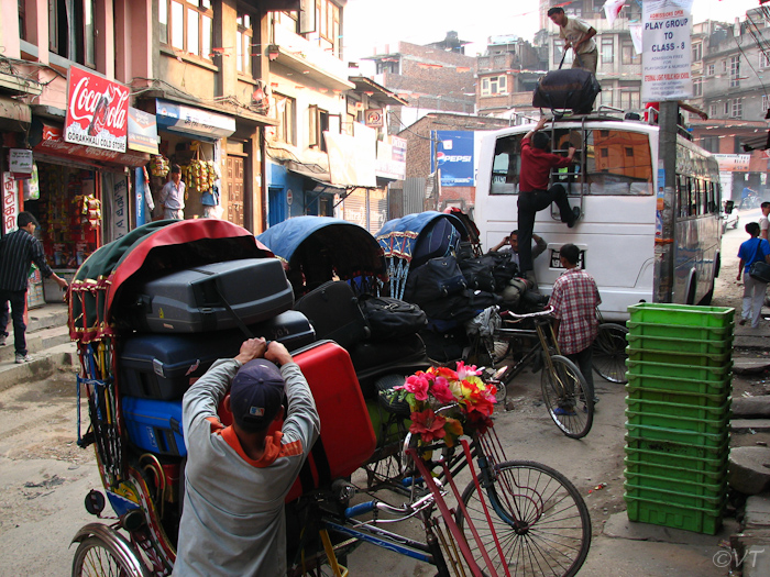08a  Bagagetransport in de nauwe straten van Kathmandu