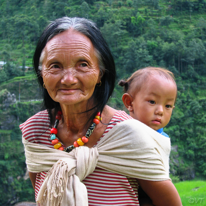 41 Nepalese oma met kleindochter