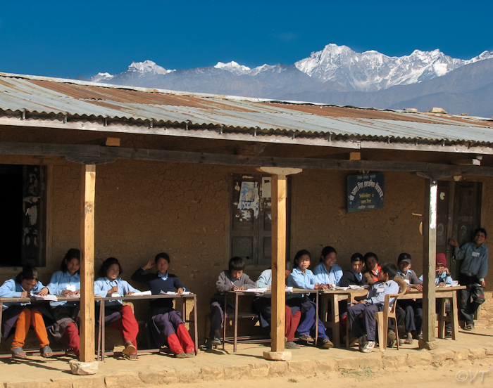 44  Een schooltje op de top van een berg met de Himalaya in de achtergrond