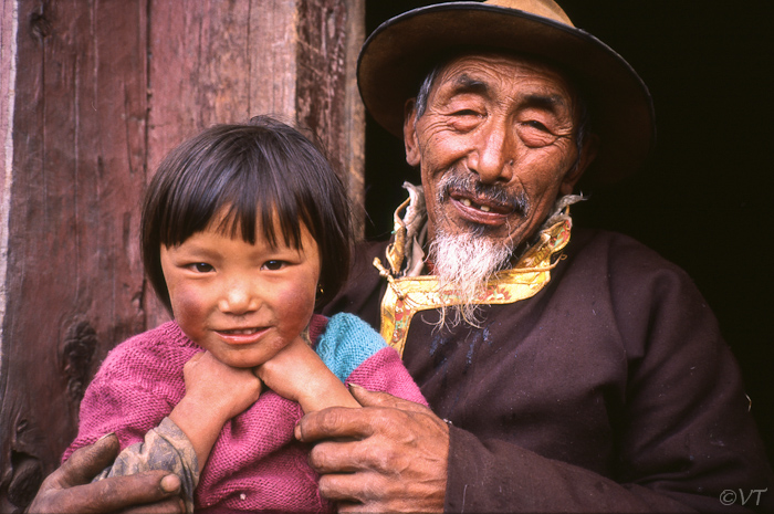 57  opa sherpa met kleindochter