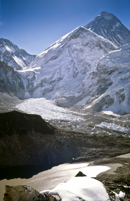 58  Mount Everest basiskamp links naast de gletsjer en de top rechtsachter