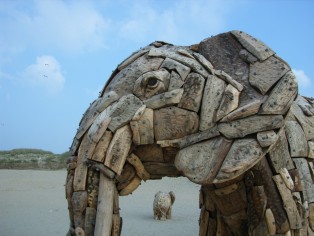 Afrikaanse kunst op het strand bij Panne
