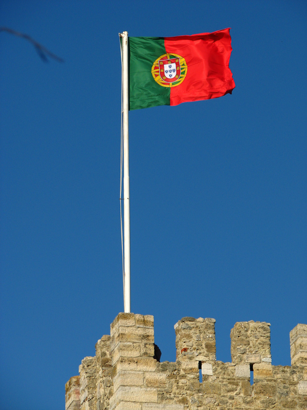 de Portugese vlag wappert boven op het kasteel