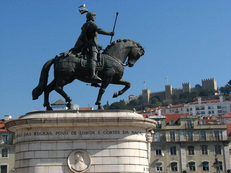 standbeeld op het Praca de Figueira met uitzicht op het kasteel
