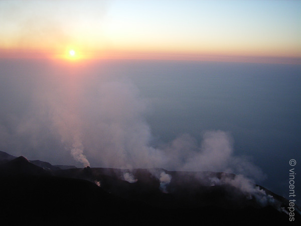 21 Bovenop de rand van de Stromboli-vulkaan