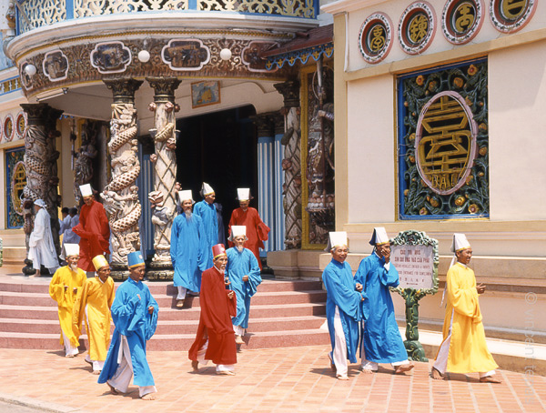 10 Cao Dai priesters