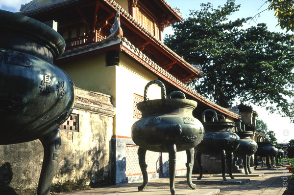 46 Urnen uit 1835 in Hue