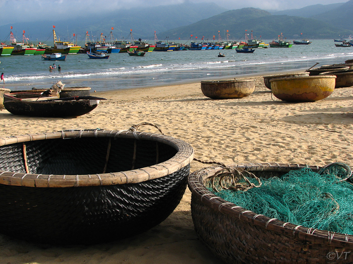 19  vissersmanden op het strand van Quinhon