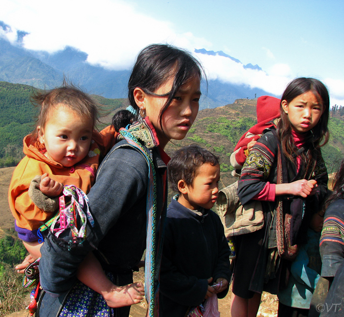 41  Black Hmong kids rondom Bac Ha