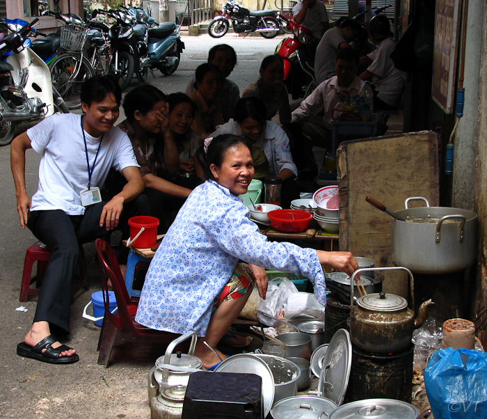 52  een van de vele straatrestaurantjes in Hanoi