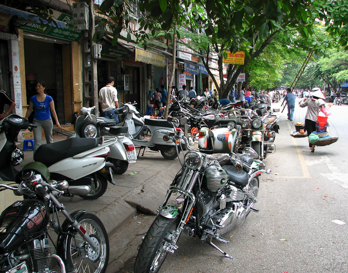 56  de motorstraat in Hanoi