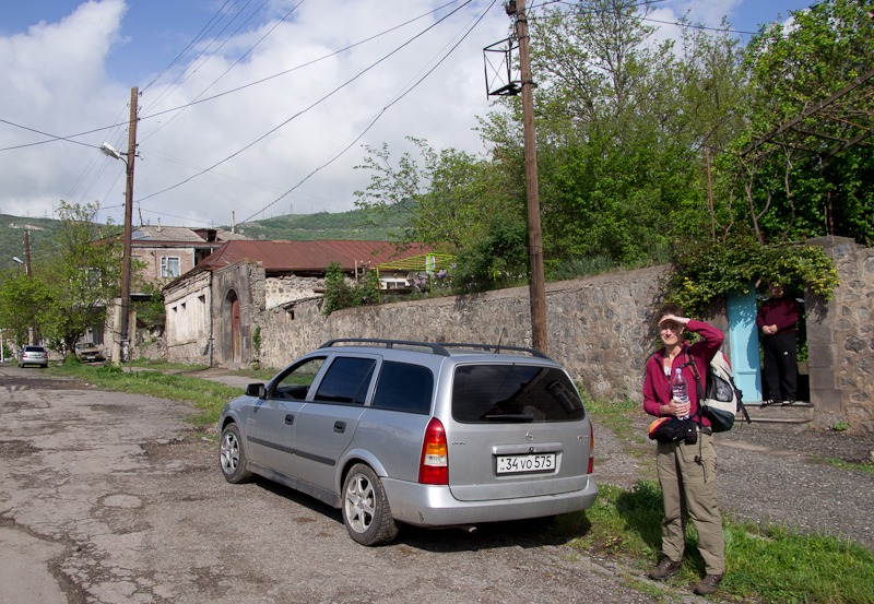 met een taxi op weg naar het bergdorp Tatev