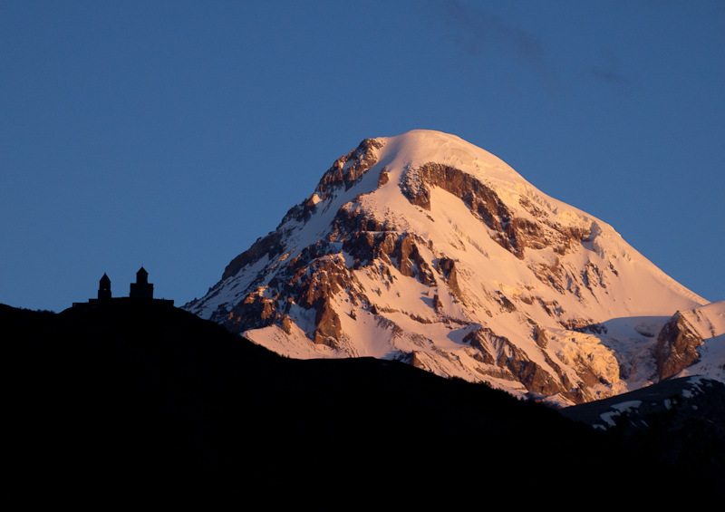 ons uitzicht 's ochtendsvroeg op de Kazbek (5047m) en de Tsminda Sameba-kerk