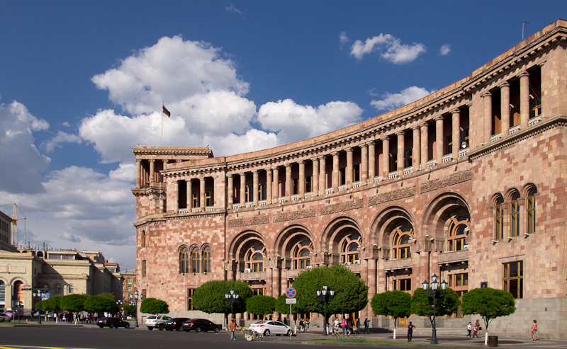 tufstenen ministerie van Financiën en Economie aan het Plein van de Republiek in de hoofdstad Yerevan