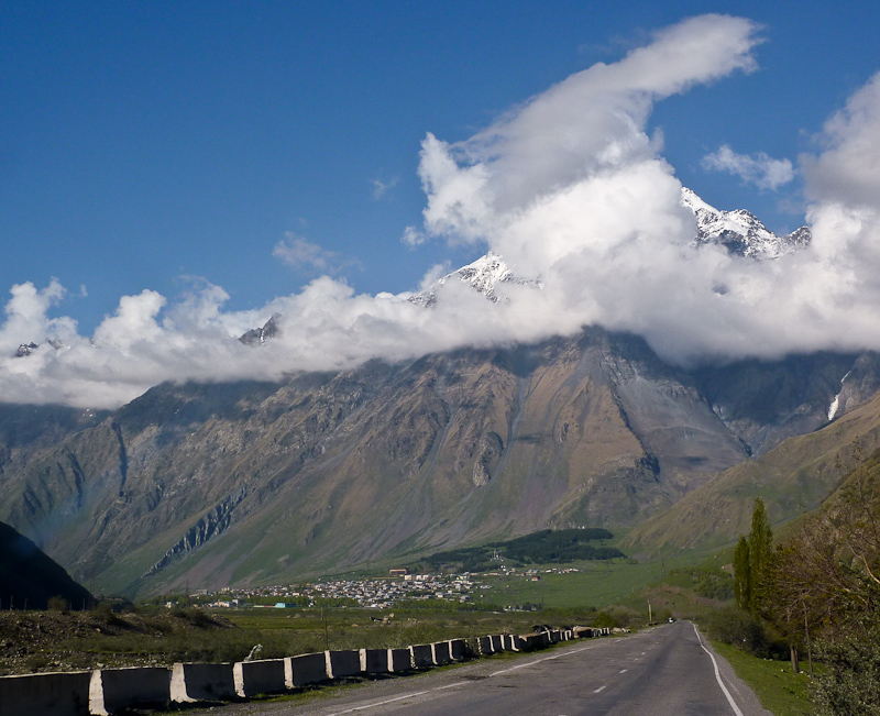 we naderen het bergdorp Kazbegi in de Kaukasus op 1750 meter hoogte