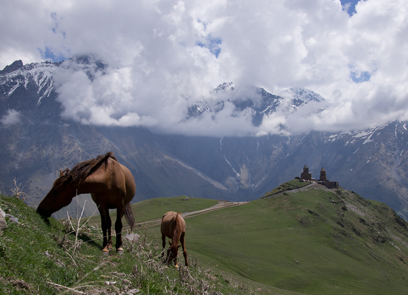 zicht op de 14de-eeuwse Tsminda Sameba-kerk, 420 meter boven Kazbegi gelegen