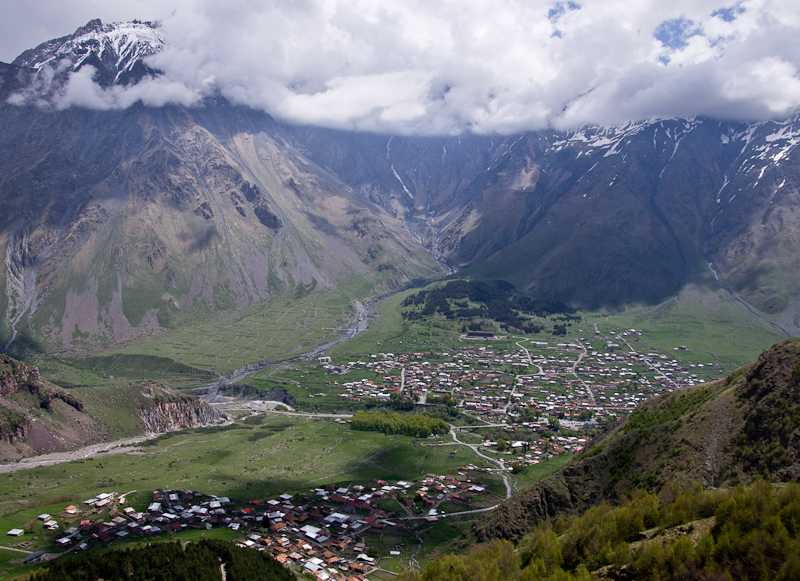 zicht vanaf de Tsminda Sameba-kerk op Kazbegi