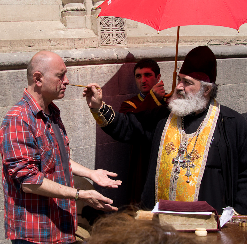 Palmzondag ritueel bij de Kajveti kerk door een Georgisch-orthodoxe priester