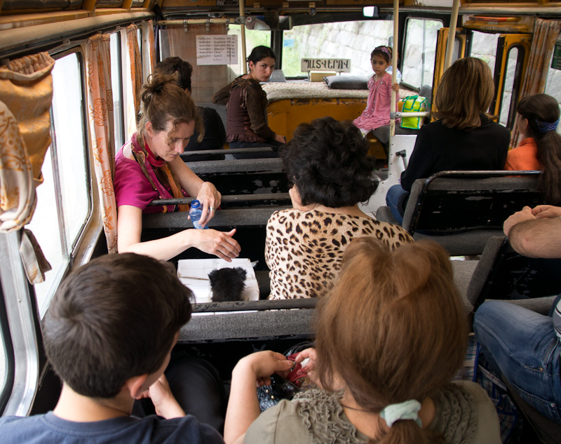 de bus van Alaverdi naar de grens met Georgië