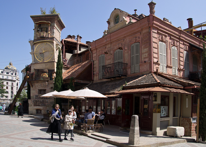 de kunstzinnige klokkentoren in Tbilisi