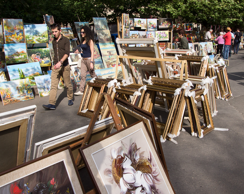 de uitgestrekte Vernissage-markt in Yerevan