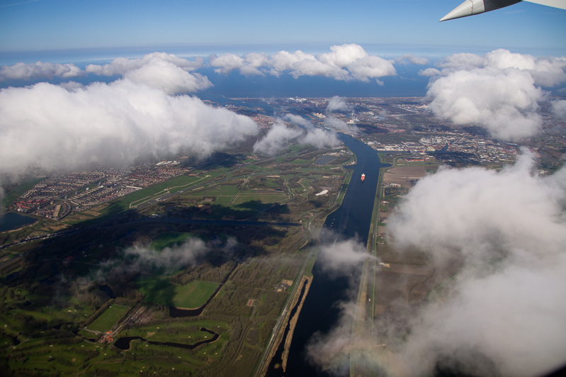 het vertrek, het Noordzeekanaal bij IJmuiden