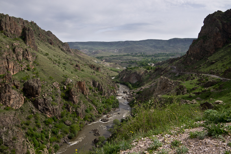 onderweg van Achaltsiche naar Vardzia volgen we de bovenloop van de Mtkvari-rivier