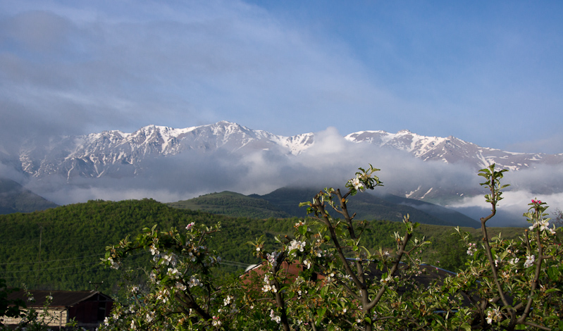 uitzicht vanuit onze kamer in Tatev op het Bargushat gebergte met toppen van 3400 meter