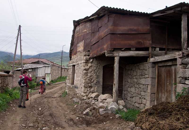 vanuit Tatev op weg voor een zes uur durende bergwandeling naar het dorp Harjis, gelegen in een andere vallei