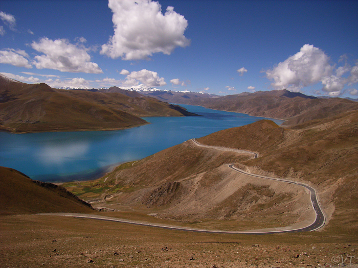 25 het Yamdrok-tso vanaf 4794 meter hoogte gezien