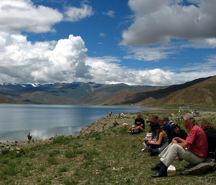 26 picknicklunch aan het Yamdrok Tso op 4441 meter