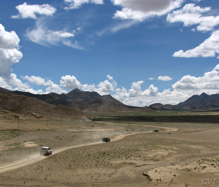 28 door de zandduinen op weg naar Gyantse