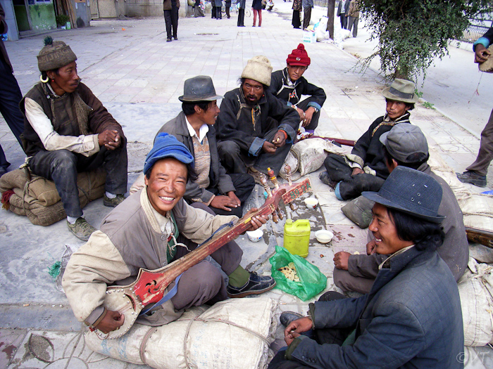 42 Shigatse, wachten op de bus