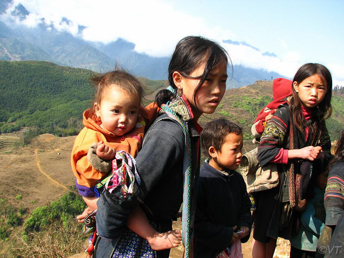 17  Black Mhong kids in Sapa