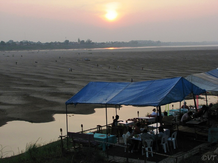 51  de drooggevallen Mekong bij Vientiane