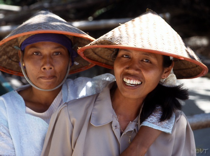 35  vissersvrouwen in Pangandaran