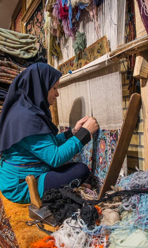 Isfahan, tapijtweefster in de bazaar