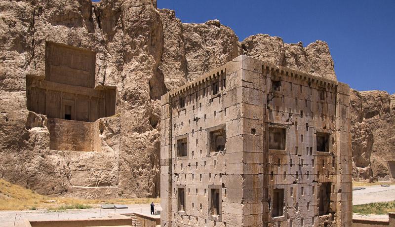 Naqsh-e-Rostan, 4 kruisvormige koningsgraven