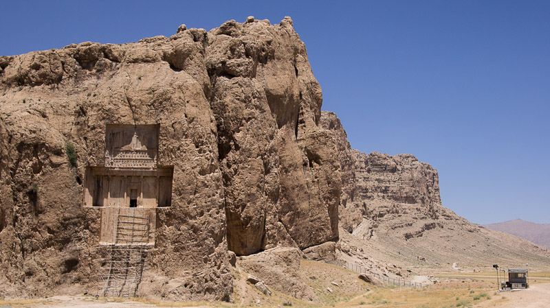 Naqsh-e-Rostan, 4 kruisvormige koningsgraven uitgehouwen in de rotsen