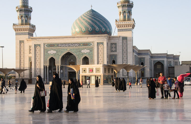 Qom, Imam Hassan moskee in het avondlicht