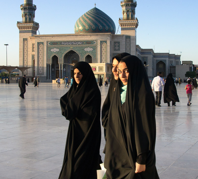 Qom, Imam Hassan moskee in het avondlicht