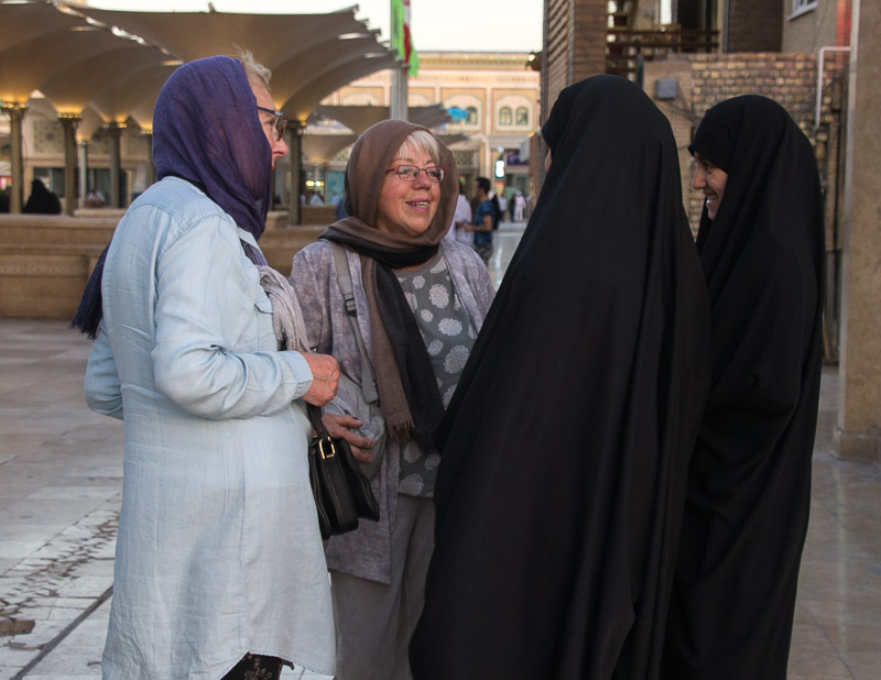 Qom, gezellig babbelen met lokale vrouwen