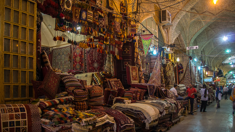 Shiraz, bazaar in een karavanserai