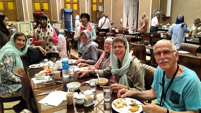 Yazd, lunchrestaurant met links onze gids